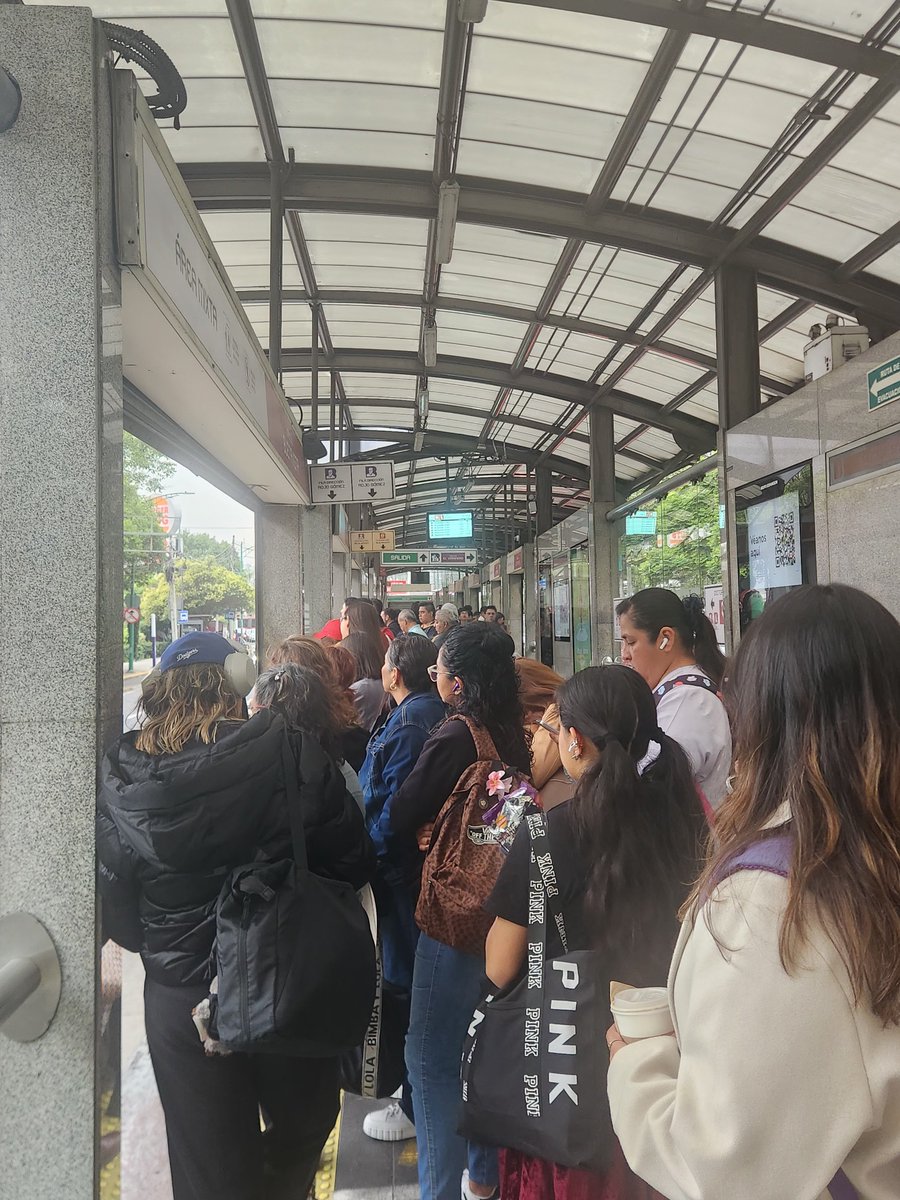 denn_chavez's tweet photo. @MetrobusCDMX Igual ya hay algo de personas esperando dicho servicio https://t.co/hgL1sKOobG