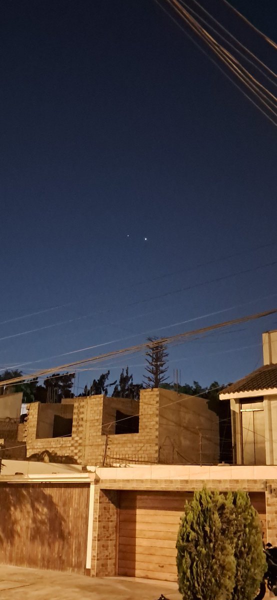 LaCePortella's tweet photo. Amo ver el cielo, la luna y las estrellas, pero esto me parece un poco rarito. Que alguien me explique https://t.co/wDST4pfsL0