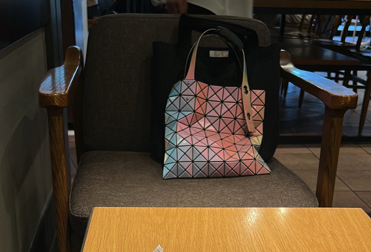 summitmimi's tweet photo. 私もおばちゃん達が持つアイテムだと思っていたよ。
でも、オーロラ可愛かったから初めて手を出して使いやすくてビックリしてる。
なんなら大きいサイズも買っておけばよかったなって思ってる。
去年買った気がするけど、夏っぽくて今年も好き。 https://t.co/kvepcELiDu