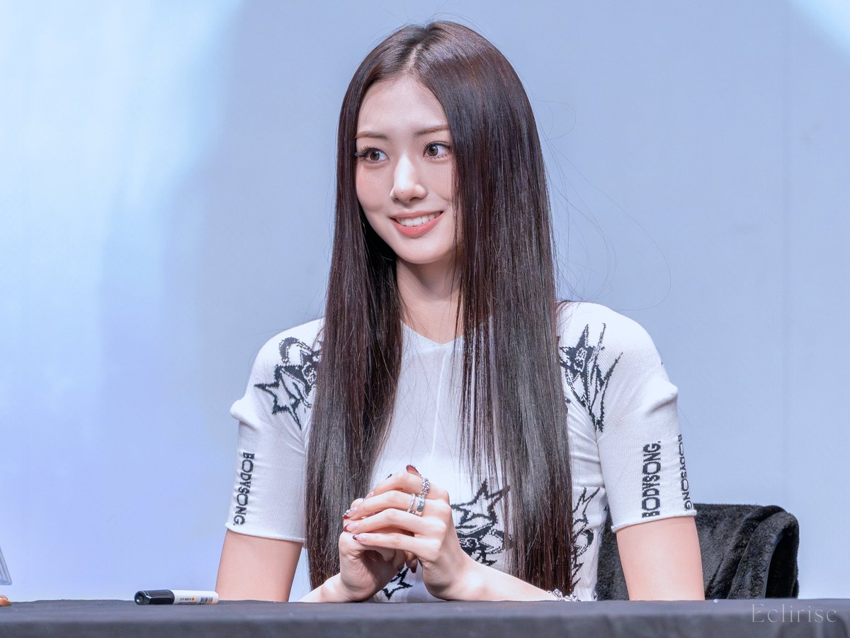 Flaretea_'s tweet photo. 260605 TBL Fansign  

#가원 #GAWON #미야오 #MEOVV https://t.co/cvqHOvbRMI
