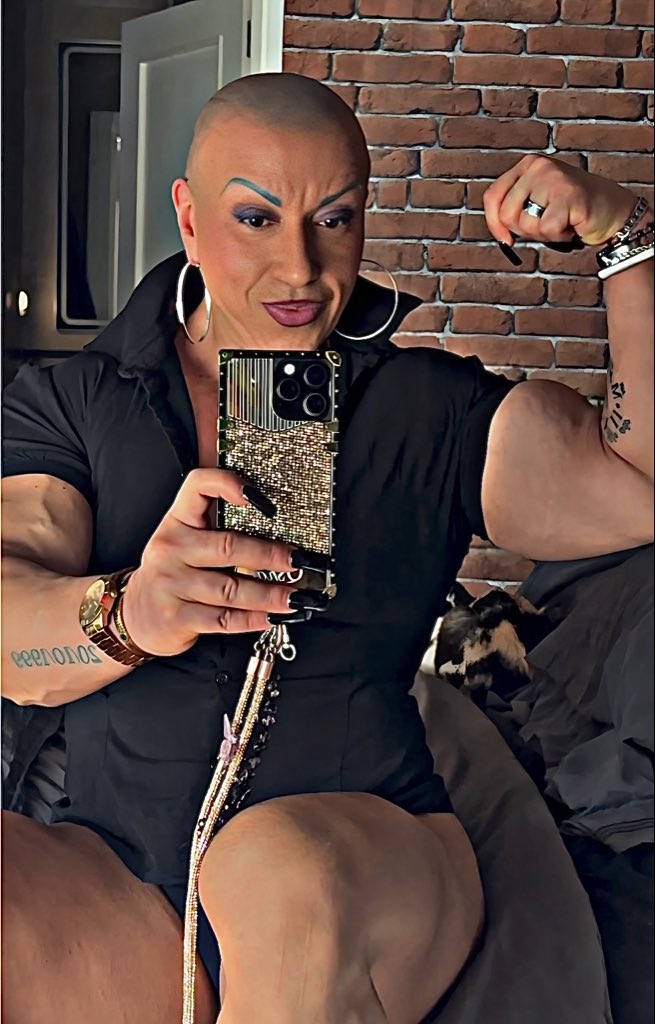 Strong is the new pretty, what do you think? 😳 https://t.co/a3dILFfC7T