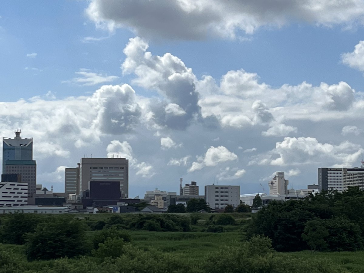sy10153's tweet photo. おはようございます。😃
6/10富山は北の風で晴れてます。🌤️
立山連峰は湧き立つ雲に覆われ主峰級は見えませんが麓の来拝山は微かに見えてます。😄
今日の画像は2013/05/04上市町鍋増谷の萌える新緑と桜と杉林です。😆
#マイあさ https://t.co/xdboM9GkEw