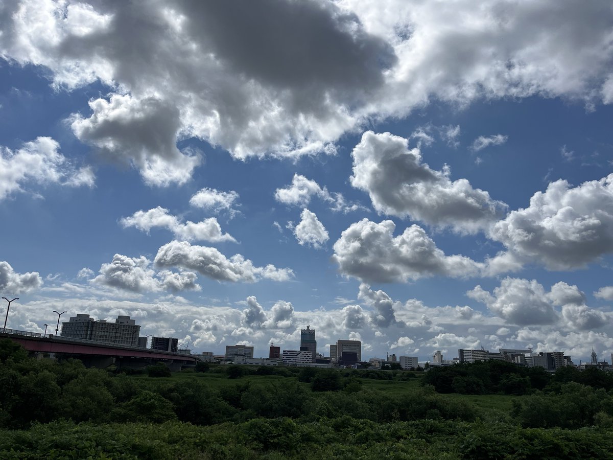 sy10153's tweet photo. おはようございます。😃
6/10富山は北の風で晴れてます。🌤️
立山連峰は湧き立つ雲に覆われ主峰級は見えませんが麓の来拝山は微かに見えてます。😄
今日の画像は2013/05/04上市町鍋増谷の萌える新緑と桜と杉林です。😆
#マイあさ https://t.co/xdboM9GkEw