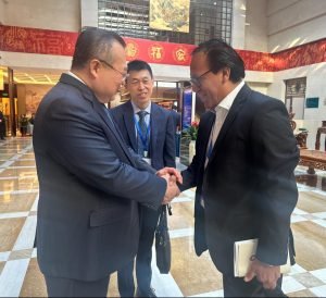 PKN2023's tweet photo. 🇵🇪/🇨🇳  Roberto Sánchez fue ayudado por la embajada de China en la planificación del fraude electoral.
Grave.
Habría recibido sobornos en yuanes por su colaboración desde el congreso con el Megapuerto de Chancay.
Foto inédita sale a la luz días antes del fraude. https://t.co/KysByOdmK3