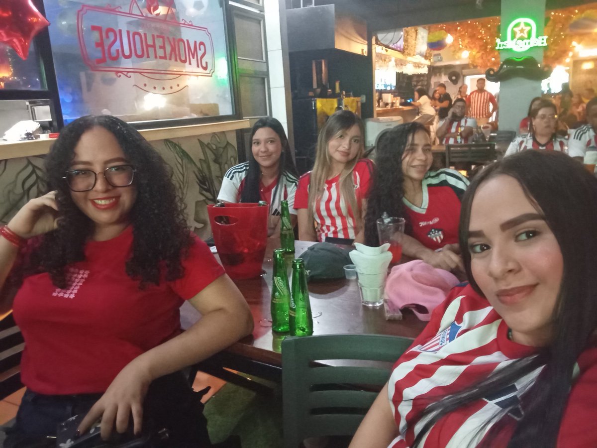 maethmaiguel26's tweet photo. Te amo JUNIOR de mi vida 😍 
Gracias por esta alegría... La banda salió como se quería,
CAMPEÓN ⭐🔴⚪🔵🇦🇹
🎉 Gracias a la hinchada de nacional por los 🎆🎇, pero ellos fueron fue a ver cómo al 
TIBURÓN 🦈 salía CAMPEÓN.             ⭐🔴⚪🔵🇦🇹 @JuniorClubSA https://t.co/tSISHOn6B5