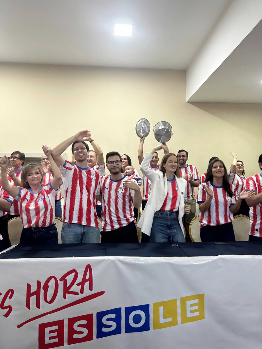 FilizzolaRafael's tweet photo. Mucho entusiasmo y compromiso en el equipo de la Lista 3 de candidatos a concejales que acompañará a la futura intendenta @solenu en el desafío de recuperar y transformar nuestra ciudad capital.
Se siente el cambio. Asunción nos une.
#EsHora
#EsSole
#Lista3 https://t.co/vyKbjkXnpt