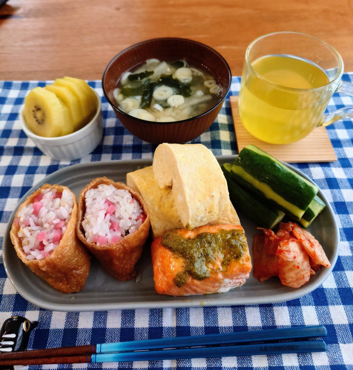 toshi_peko_mugi's tweet photo. 朝ごはん🍵
カリカリ梅入りお稲荷さんや大根の味噌汁等😋
美味しい朝食を食べると一日のモチベが違う😆
いただきまーす🙏
#おうちごはん https://t.co/aRyVCOV5AE