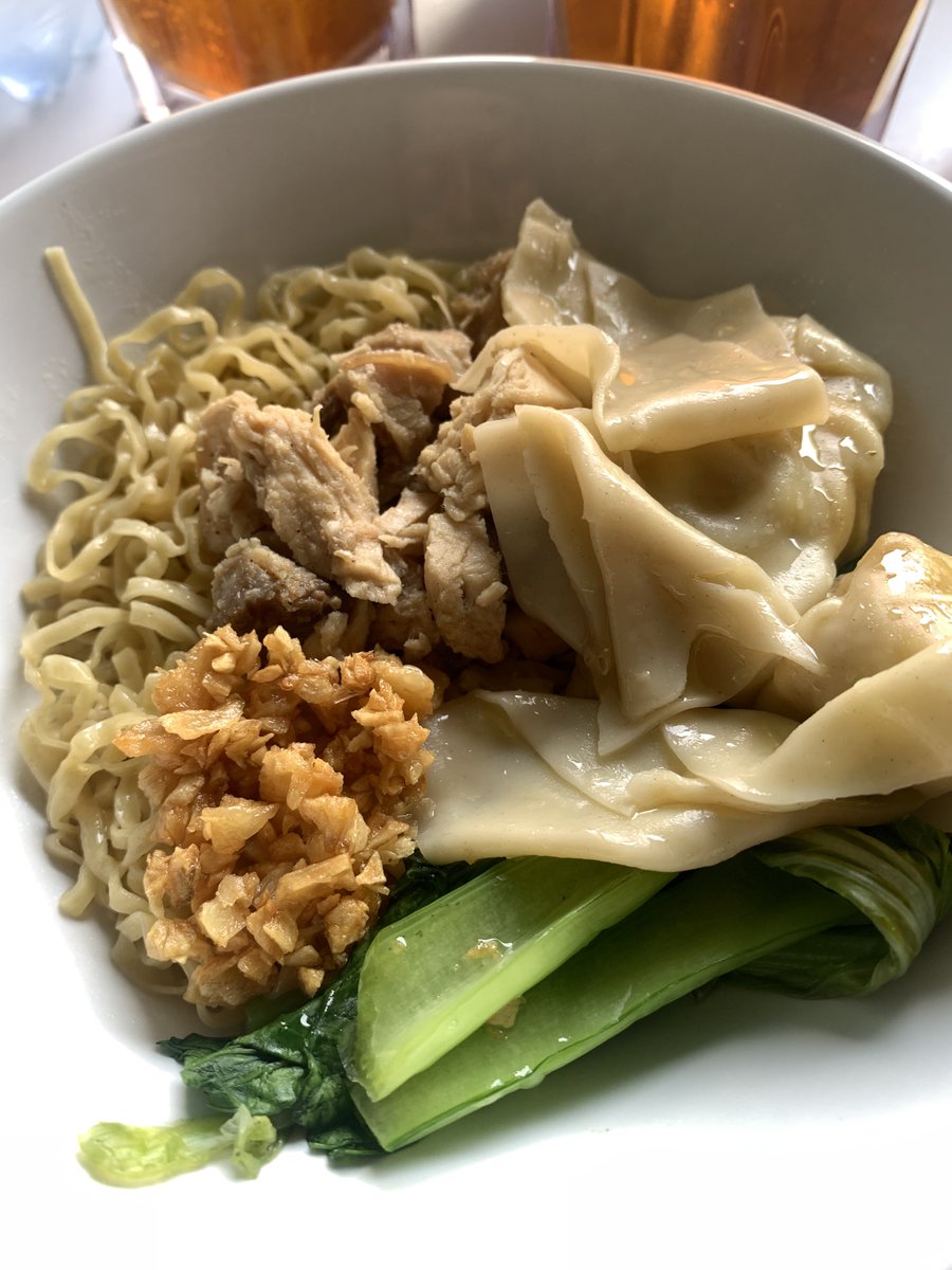 ibuibaw's tweet photo. Bakmie gaperi kenapa seenak itu ya🥹
Mana pagi tuh udah buka, sayang aja jaraknya lumayan dr rumah guee😭😭😭

Lihat kan kelen ada bawang putih goreng disana😭😭

Enak banget tauuu https://t.co/lZ0yT4eJJq