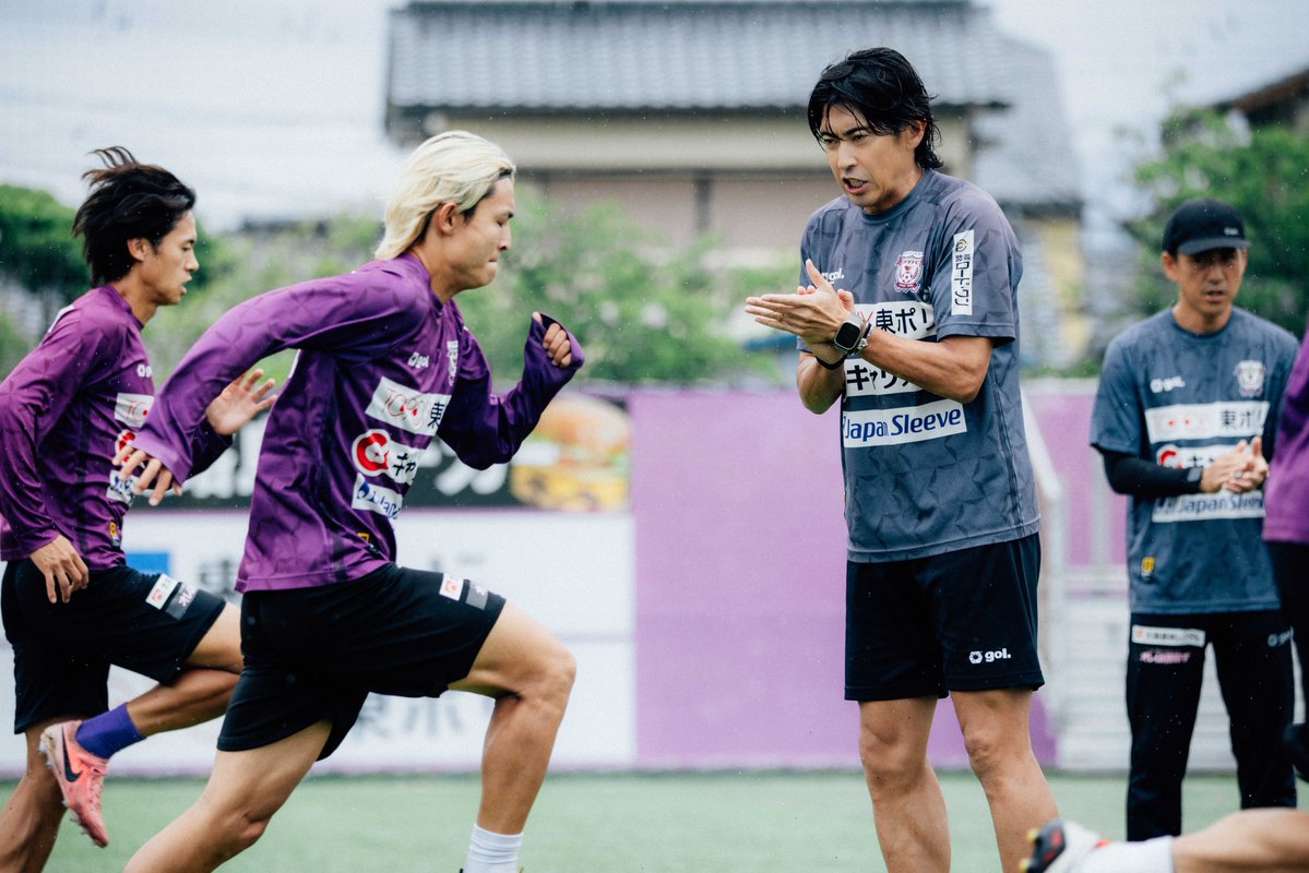 405ARIGATO405's tweet photo. 新しい藤枝MYFCのはじまり。

槙野監督との約束。
何もなかった僕を信じて、10年間ともに伴走し続けてくれた監督がくれた挑戦の機会。

今までにないハードなトレーニングを信じて取り組んでくれた選手の皆さん。そして、スプリントトレーニングでいつも選手とともに走り続けてくれた監督、コーチ、スタッフの皆さん、本当にありがとうございました。
@fujiedamyfc_pr @tonji5