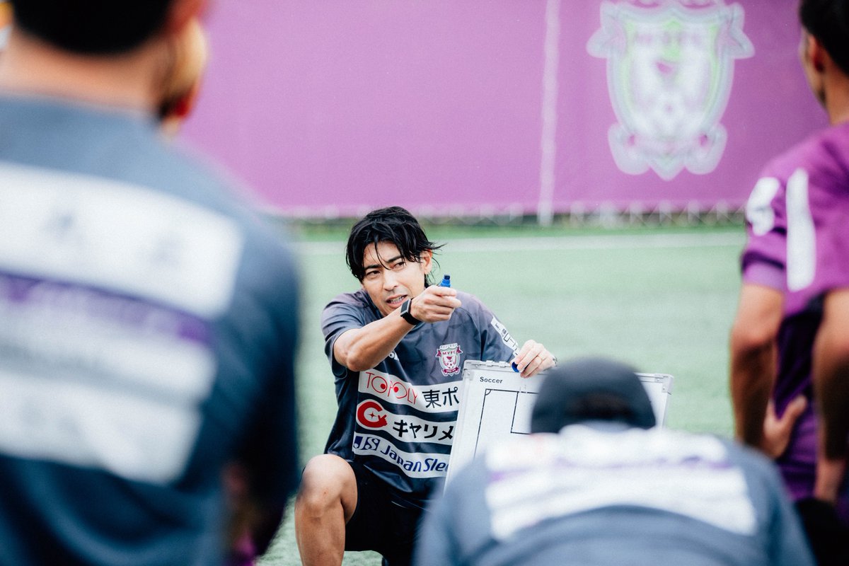 405ARIGATO405's tweet photo. 新しい藤枝MYFCのはじまり。

槙野監督との約束。
何もなかった僕を信じて、10年間ともに伴走し続けてくれた監督がくれた挑戦の機会。

今までにないハードなトレーニングを信じて取り組んでくれた選手の皆さん。そして、スプリントトレーニングでいつも選手とともに走り続けてくれた監督、コーチ、スタッフの皆さん、本当にありがとうございました。
@fujiedamyfc_pr @tonji5