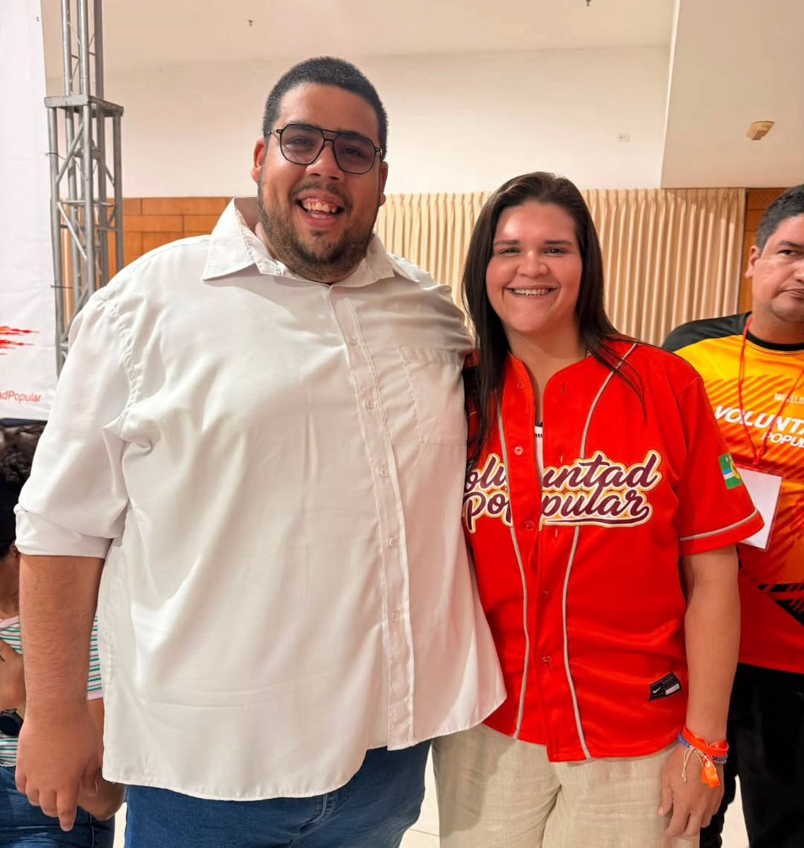MacaSuarezVE's tweet photo. Plata es lo que sobra… El EFA (Encuentro Federal de Activistas) de Voluntad para Robar se realizó en la isla de Margarita. 

Y adivinen quién se estrenó en el partido naranja? @miguel_suarezt otro eterno estudiante, el más arrecho de la UCV 😑 https://t.co/nAeusC4oiI