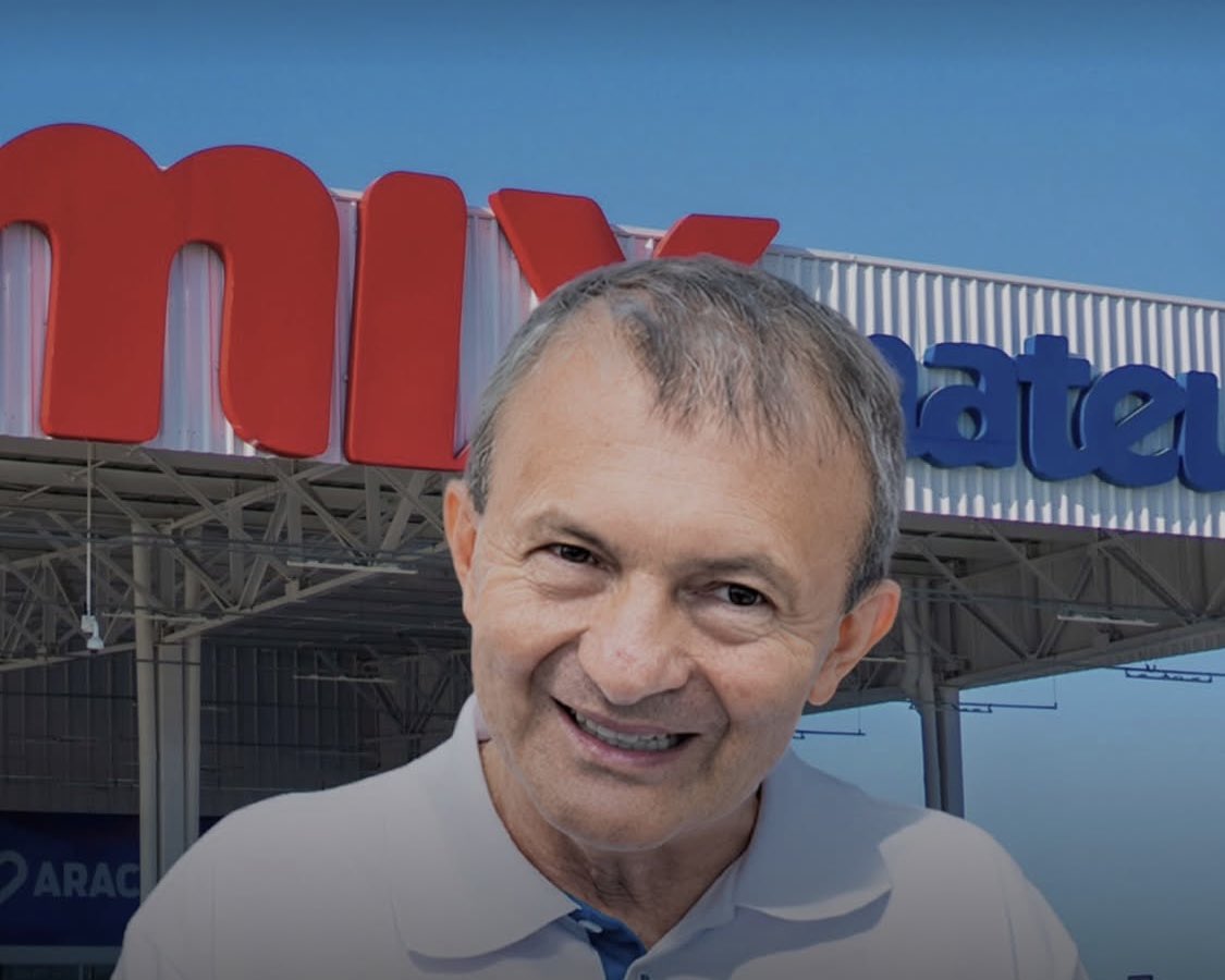 MarceloBacana's tweet photo. O Brasil de Dentro
O REINO DE ILSON | Enquanto as pranchetas do eixo Rio-São Paulo insistem em planejar o país olhando apenas para o próprio umbigo, o Brasil profundo vai redesenhando, em silêncio e com números superlativos, o mapa do consumo nacional. O Grupo Mateus, nascido da audácia de Ilson Mateus e de uma modesta mercearia em Imperatriz, no Maranhão, acaba de receber o carimbo de aprovação do Cade para sua fusão com o Novo Atacarejo, de Pernambuco.
GIGANTE INVISÍVEL | A operação eleva o grupo maranhense ao posto de terceira maior potência varejista do país em faturamento, colado nos calcanhares do Carrefour e do Assaí. São impressionantes R$ 36,3 bilhões de receita anual e um exército de 271 lojas espalhadas pelo Norte, Nordeste e Centro-Oeste.
O detalhe que faz os engravatados da Faria Lima perderem o sono? Eles faturam essa dinheirama toda sem precisar fincar uma única bandeira em solo paulista. É a periferia geográfica ditando as regras e provando que o mercado nacional é muito maior, mais rico e bem mais dinâmico do que o Sudeste costuma enxergar.