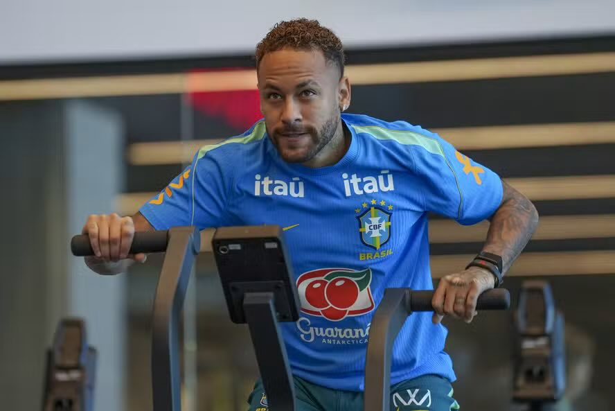 TouchlineX's tweet photo. 🚨 𝗡𝗘𝗪: Neymar has shown exceptional commitment in training with the Brazilian national team ahead of the World Cup. 

People close to the team in the United States have compared his work ethic and determination to Rocky Balboa's intense preparation when the famous movie character made his return to boxing.

— @OGlobo_Esportes