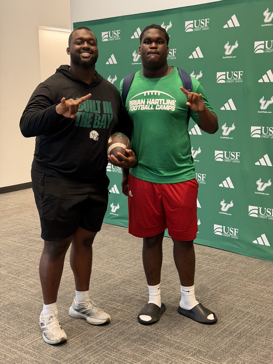 4K_esimi's tweet photo. Great competition , learned a lot today and had a great time at USF!. Thank you @CoachGwalk96 for the feedback!! @USFFootball @Norcross_FB @Slytown83 @JohnweigleIII @BlueChip_South @BCSChris @RecruitGeorgia @__AustinButler @n_parrott478 @CoachAmason https://t.co/eMvAiacxYl