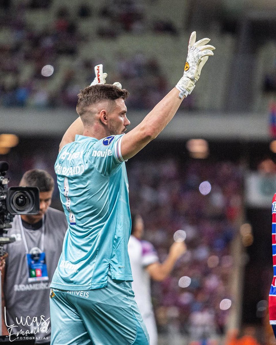 fortalezanews_'s tweet photo. João Ricardo é muito ídolo. A camisa 1 do Fortaleza tem dono.

Aos 37 anos, o goleiro teve uma atuação gigantesca nos Aflitos e foi o principal responsável pela vitória do Leão. Defesas decisivas, segurança e liderança em um confronto direto de enorme importância.

G I G A N T E https://t.co/S9b2YS9XLp