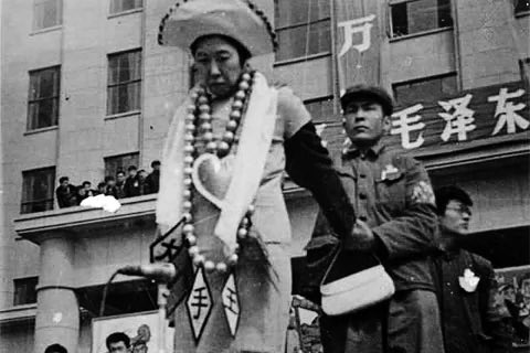 Thomaskong96638's tweet photo. 最坑爹的红二代刘涛：举报父亲骗婚、贪污党费做金皮带扣（上）

刘少奇共有六个子女，其中最有争议的，莫过于他与第四任妻子王前所生的女儿——刘涛。

1941年，43岁的刘少奇娶了年仅17岁的王前。1944年10月，他们的女儿刘涛在延安出生。两年后这段婚姻破裂，年幼的刘涛此后跟随父亲生活。

1948年刘少奇与王光美结婚后，王光美对年仅四岁的刘涛视如己出，待她极好。刘涛也一直把王光美当成亲生母亲，一家人后来搬进了中南海。1964年，刘涛考入清华大学自动控制系。

1966年底，江青亲自到清华大学找刘涛谈话，要求她与父亲刘少奇划清界限。
1967年元旦，刘涛和弟弟去看望生母王前，王前向他们揭发了大量刘少奇所谓“丑恶灵魂”。
1月3日，刘涛根据母亲的讲述，写出了轰动全国的大字报《看！刘少奇的丑恶灵魂》。
大字报里最劲爆的指控有这几条：第一，刘少奇骗婚，他43岁时隐瞒年龄谎称自己只有32岁，骗了年仅16岁的王前跟他结婚；第二，他把白区党的经费，包括党员党费和捐款，打成一个金皮带扣和一个金鞋拔子，离婚时把金皮带扣送给王前，后来却反咬一口说王前偷的，让她背了二十年黑锅；第三，离婚后长期不许王前见孩子，1947年王前来信想见孩子，他竟然回信说“等孩子死了，你再见吧！”第四，他生活糜烂，在党内有多个女人。

刘涛不仅写大字报，还把矛头对准了王光美。她指责王光美生活奢靡，腐化堕落，出访印尼时“胸前挂着盆大的项链”，这句话后来成为批斗王光美时最著名的口号之一。
刘涛还直接参与了对王光美的攻击。1967年1月6日，清华大学造反派设局要抓王光美，他们让刘涛给王光美打电话，谎称妹妹刘平平出车祸受伤，让她赶紧过去。王光美信以为真赶到医院后，立刻被造反派抓走，押到清华大学批斗。刘涛当时也在现场，亲自参与批斗，跟着人群一起高喊“打倒刘少奇！打倒王光美！”

刘涛的《看，刘少奇丑恶的灵魂》这张大字报杀伤力极大。它迅速流传全国，成为批斗刘少奇最重要的“炮弹”之一。中央文革小组和专案组大量引用里面的内容，把刘少奇定性为“中国的赫鲁晓夫”“埋藏在党内的叛徒、内奸、工贼”。
1968年10月，刘少奇被永远开除党籍、撤销一切职务。
1969年11月12日，他在河南开封一间普通平房里凄惨死去，当时全身浮肿，身上只盖一条被子，连衣服都没穿，死后第二天才被发现。

一个从小在中南海长大、享受父亲权势的女儿，却亲手写下大字报把父亲送上绝路。刘涛也因此成为文革时期最著名的“坑爹”案例之一，与林豆豆并称为红二代坑爹的两个最典型代表。

（图片来源于网络 若侵权联系删除）