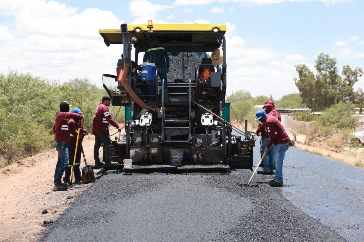 CCS_Zac's tweet photo. Rehabilita Gobernador @DavidMonrealA carretera Fresnillo/Valparaíso–Vicente Guerrero, con inversión superior a 30.2 mdp
Mediante el Programa Rescate Carretero, en #ElAñoDelProgreso, se intervienen 38.7 kilómetros que conectan a comunidades de #Fresnillo.

https://t.co/7yQkjKNV7V https://t.co/TOKZC1S2Z4
