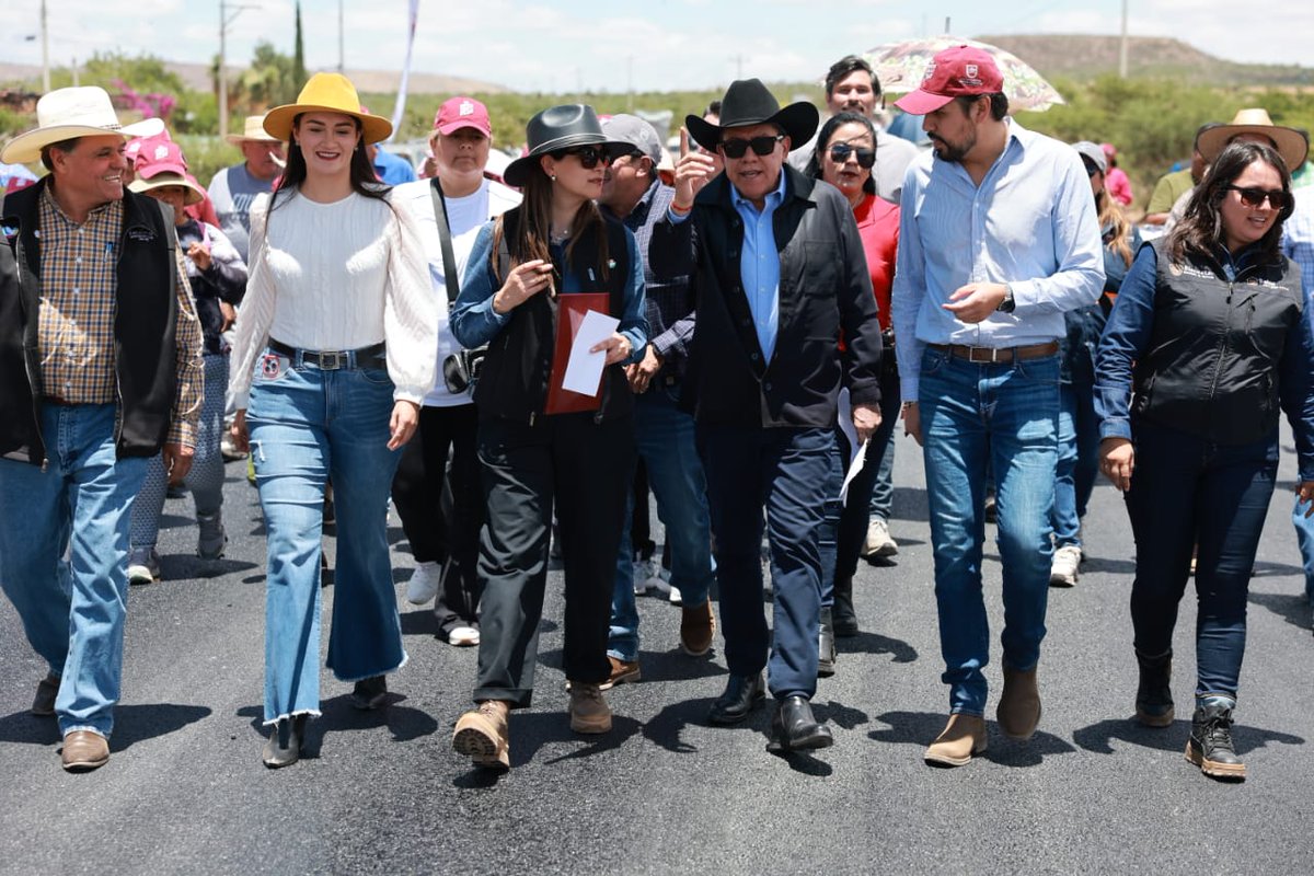 CCS_Zac's tweet photo. Rehabilita Gobernador @DavidMonrealA carretera Fresnillo/Valparaíso–Vicente Guerrero, con inversión superior a 30.2 mdp
Mediante el Programa Rescate Carretero, en #ElAñoDelProgreso, se intervienen 38.7 kilómetros que conectan a comunidades de #Fresnillo.

https://t.co/7yQkjKNV7V https://t.co/TOKZC1S2Z4