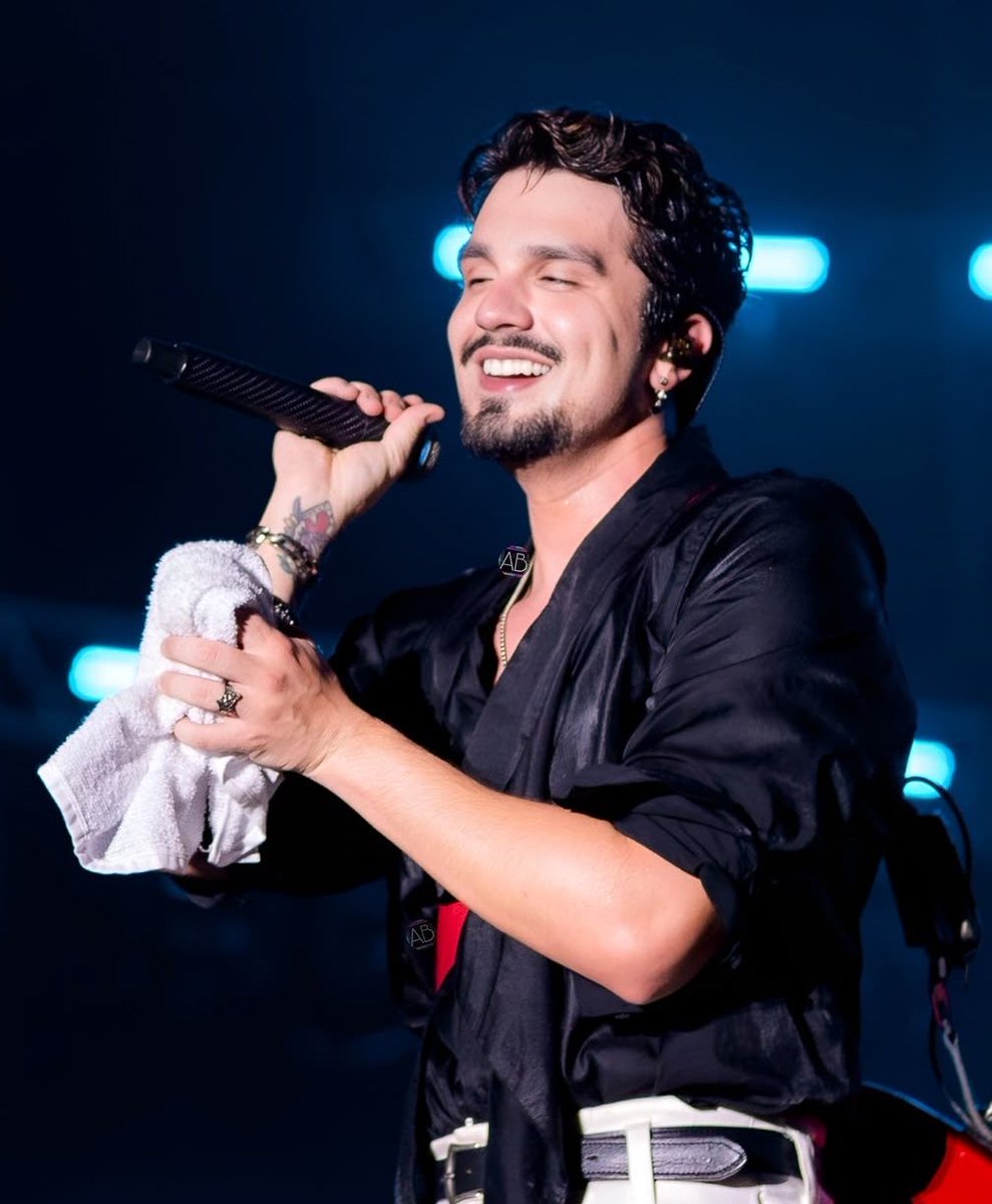 thislovls's tweet photo. quando acham               mas eu sou 
que eu só amo                perdidamente 
 “esse” luan                     apaixonada por ele https://t.co/XibthQzuET