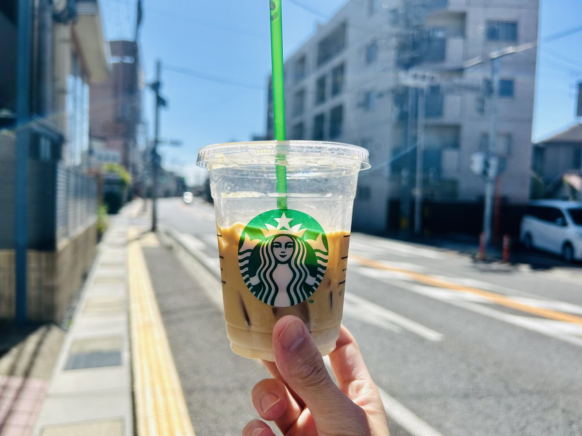 reitoroom's tweet photo. おはよう。

今日朝から晴れで、風も心地よい。
気分上がってスタバに行ってきた。

逆光スタバもいいね。

今日もはりきっていきましょー。 https://t.co/C5Hev4drwr