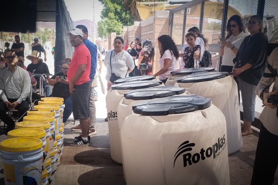 sonoracoves's tweet photo. 🏠 70 familias de #Guaymas recibieron materiales del programa Mejoramiento de Vivienda de #COVES.
▫️ Láminas
▫️ Cemento
▫️ Pintura
▫️ Impermeabilizante
▫️ Tinacos
🤝🏽 También se conformó un Comité Ciudadano para fortalecer la transparencia del programa.
#SonoraSeTransforma https://t.co/Ox3zKizxRo