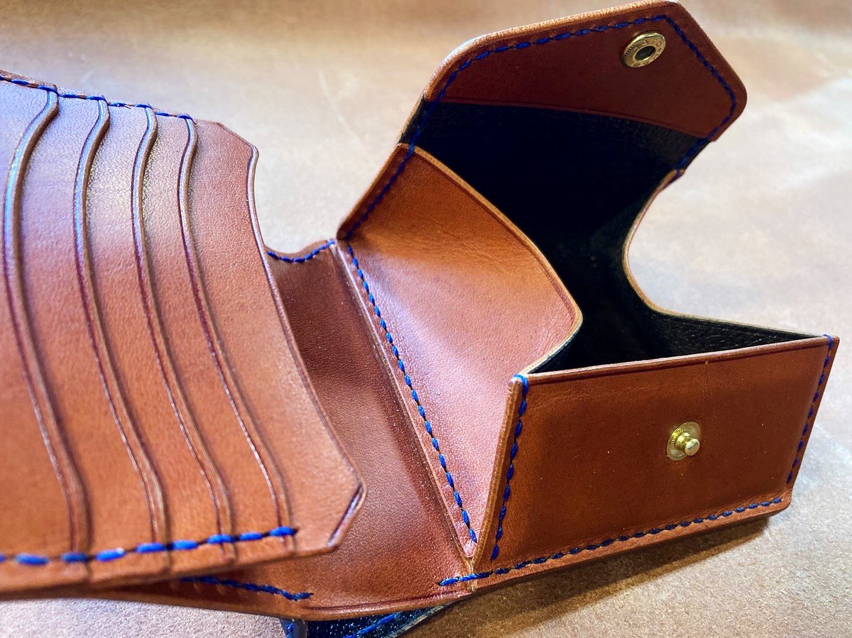 ouchi_leather's tweet photo. 【オリジナル２折ウォレット】
当店オリジナルウォレットのご注文。
ありがとうございます😊

ボックスコインにカードポケット×4、
カード裏には大量カード縦入れポケットあり。

大人カラーの合わせでオーダーいただきました👍

#福島市 #革製品 #レザー #2折ウォレット https://t.co/G0LyM9zCzJ