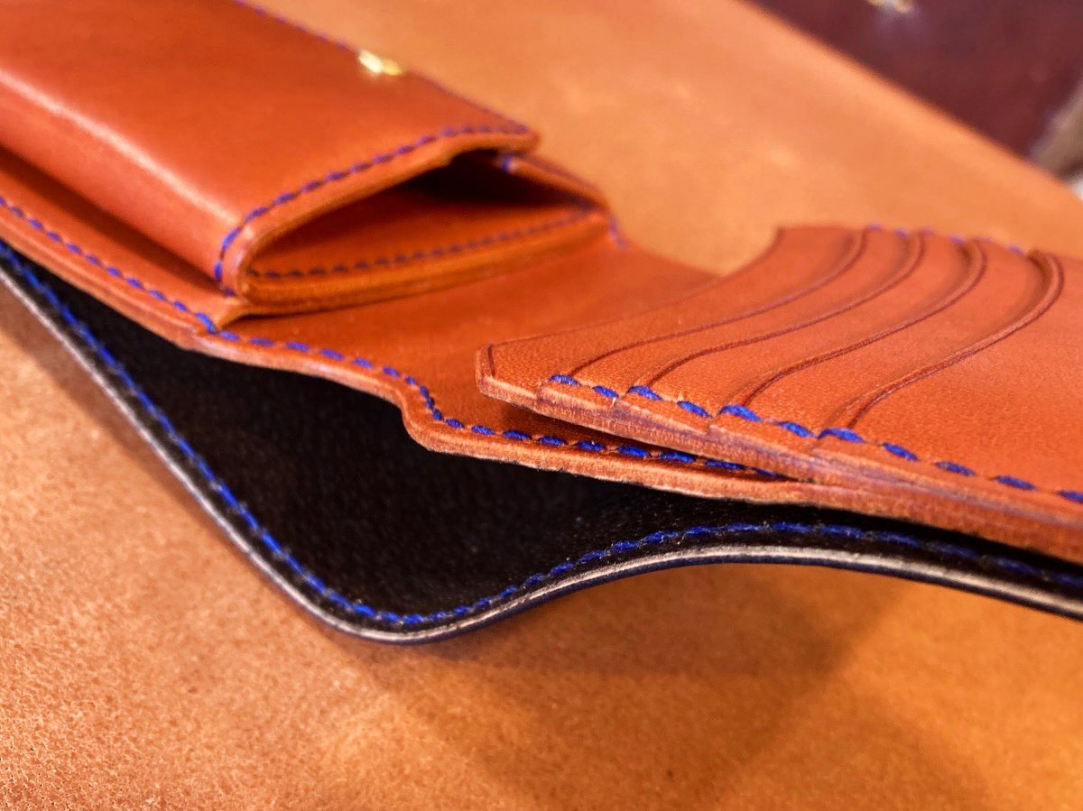 ouchi_leather's tweet photo. 【オリジナル２折ウォレット】
当店オリジナルウォレットのご注文。
ありがとうございます😊

ボックスコインにカードポケット×4、
カード裏には大量カード縦入れポケットあり。

大人カラーの合わせでオーダーいただきました👍

#福島市 #革製品 #レザー #2折ウォレット https://t.co/G0LyM9zCzJ