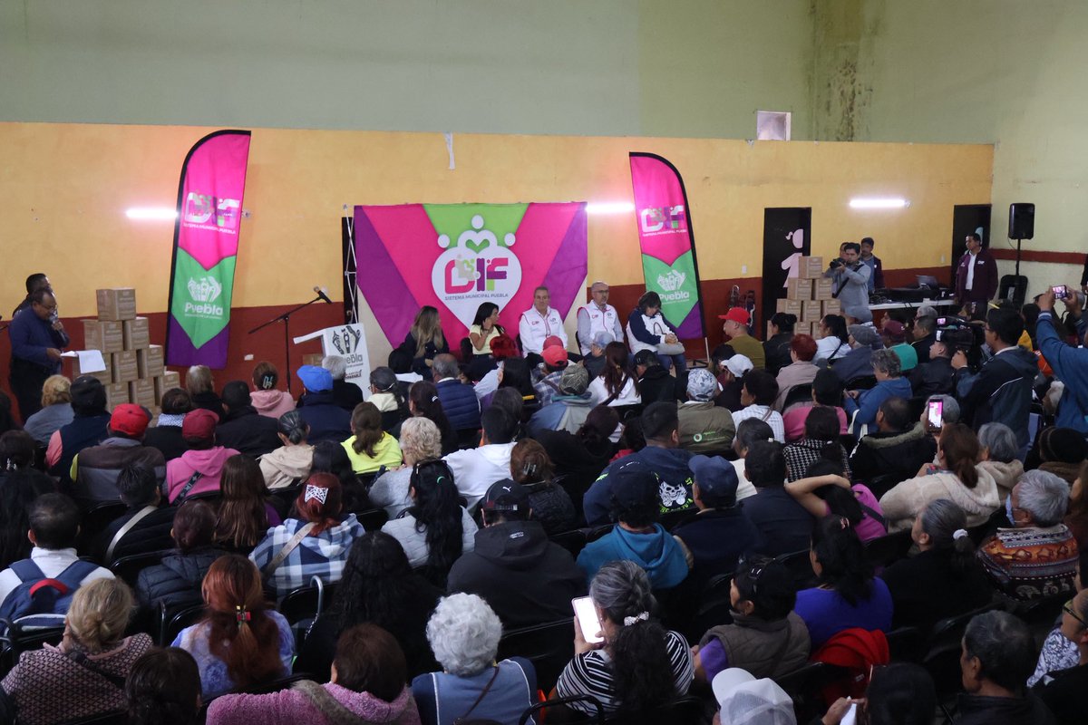 NoraMEscamilla's tweet photo. Hoy acompañamos a nuestro Presidente @pepechedrauimx en la entrega de apoyos alimentarios a las vecinas y vecinos de La Margarita 🏘️

Junto a mi querida amiga Secretaria @ZairaGlez6 y el Director del DIF, Ale Cortes, refrendamos el compromiso de seguir trabajando en equipo por y para Puebla — llevando beneficios directos a nuestra gente ❤️

#El12EnMovimiento #SiempreEnTerritorio