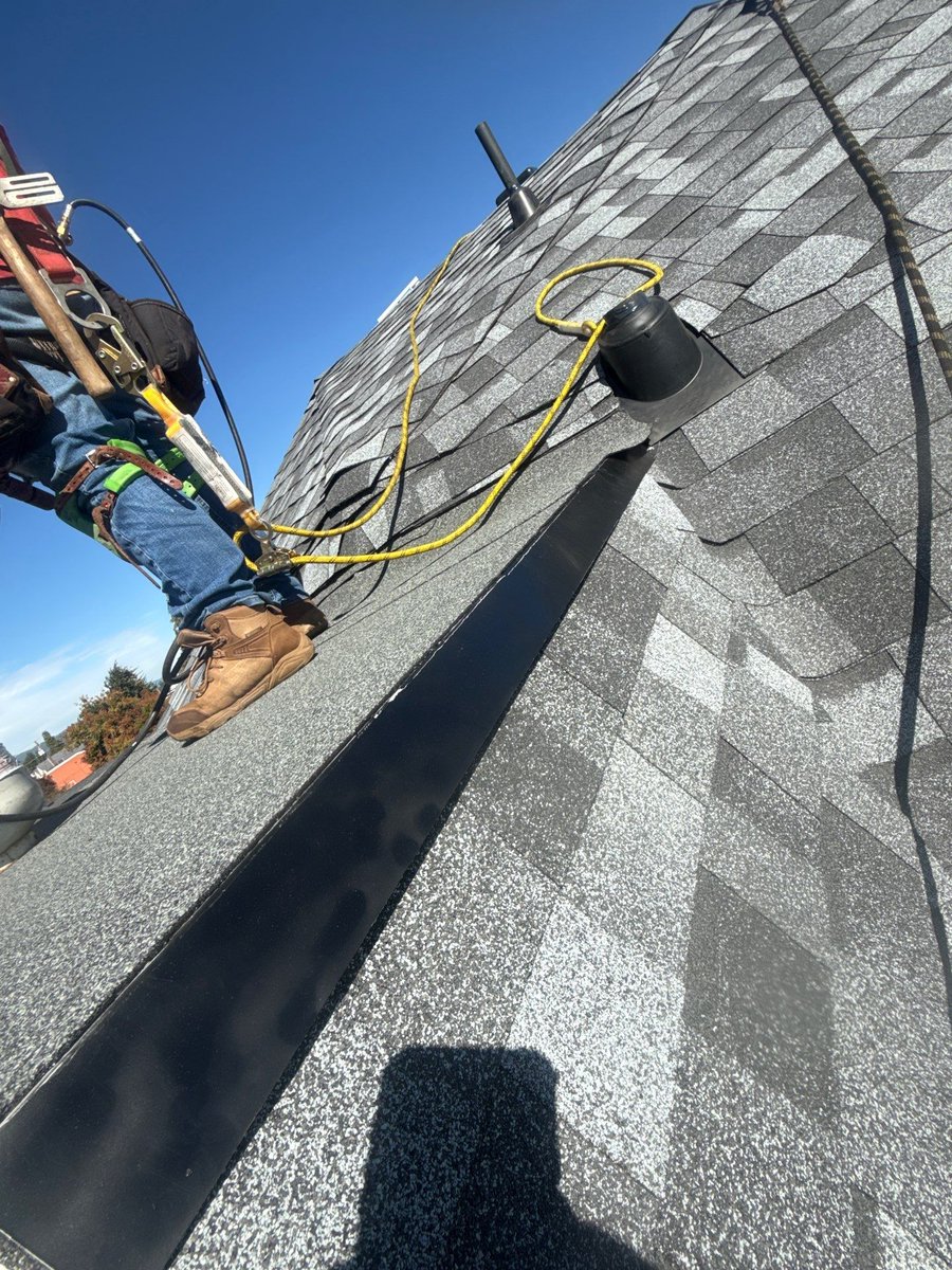 BESTRoofingOR's tweet photo. Fresh roof in Springfield! We replaced failing shingles and repaired the roof deck for lasting durability using Owens Corning Duration Shingles. Need a roof inspection? Call BEST Roofing & Waterproofing today! #SpringfieldOR #Roofing https://t.co/Auw7Ypq0Uw