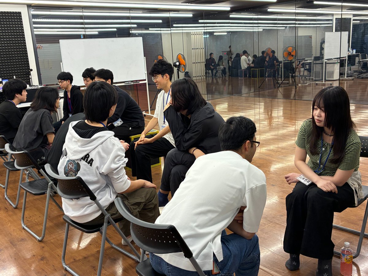 SchoolJCA's tweet photo. ⭐️🏫 スクールJCA35期生🏫⭐️

35期生が入学して1カ月。

まだコンビを組めていない生徒たちを対象に、『相方探しイベント』を開催しました！！

お見合い形式で自己紹介をしたり、やりたいお笑いについて語り合ったりと、みんな熱心に交流していました。

会場は終始和やかな雰囲気に包まれ、多くの新しいコンビが誕生しそうな予感です！

#JCA  #スクールJCA
#人力舎　#プロダクション人力舎
#お笑い #養成所