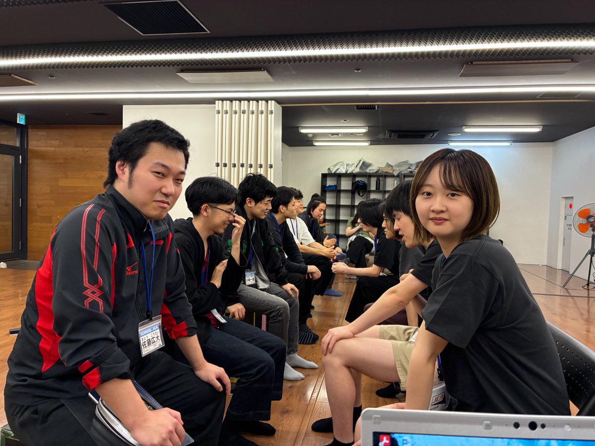 SchoolJCA's tweet photo. ⭐️🏫 スクールJCA35期生🏫⭐️

35期生が入学して1カ月。

まだコンビを組めていない生徒たちを対象に、『相方探しイベント』を開催しました！！

お見合い形式で自己紹介をしたり、やりたいお笑いについて語り合ったりと、みんな熱心に交流していました。

会場は終始和やかな雰囲気に包まれ、多くの新しいコンビが誕生しそうな予感です！

#JCA  #スクールJCA
#人力舎　#プロダクション人力舎
#お笑い #養成所
