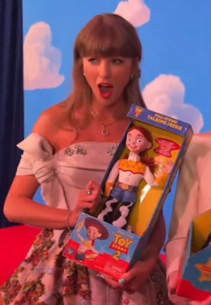TSUpdating's tweet photo. 🚨 Taylor and her Jessie doll https://t.co/XMqSRwyOGW