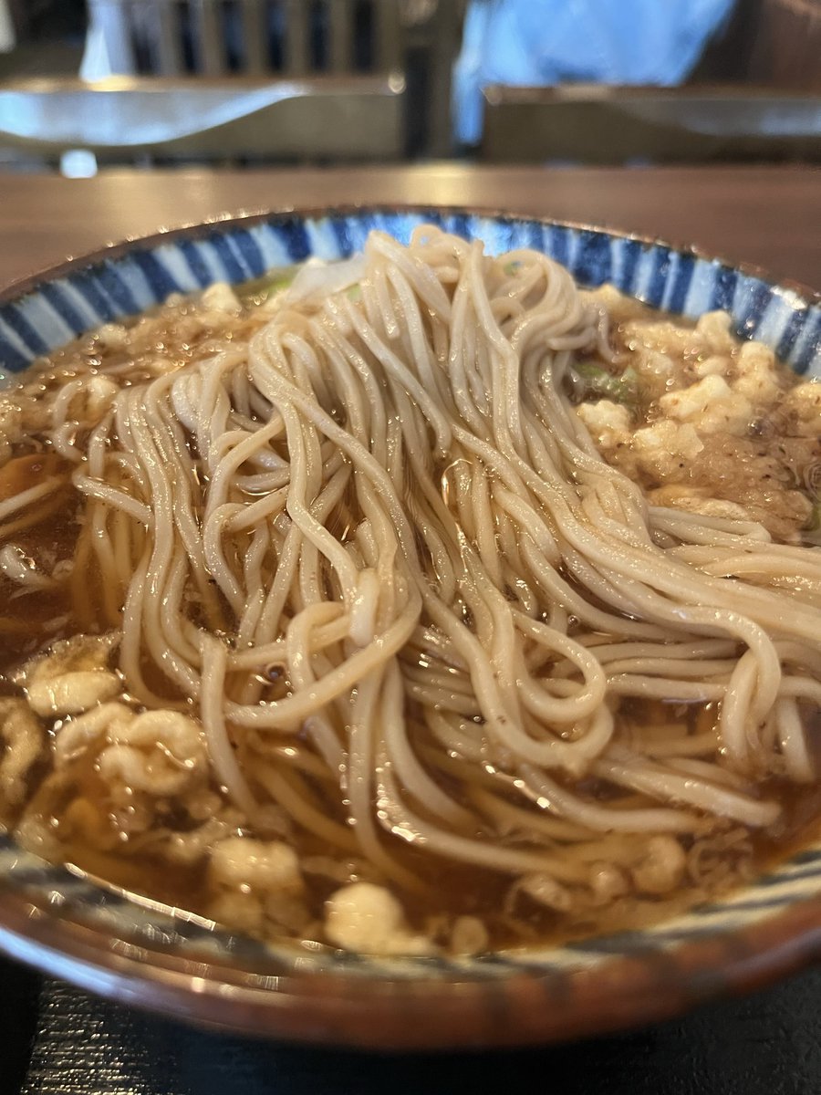 Polthm's tweet photo. 大むら@東新宿 肉南蛮そば たぬき
笠置そばからの散歩道、気になる町そばがってことで初訪問
純白ストレートそばに甘み先行型なツユがいいですね
そこに豚肉の旨みとタヌキのコクが加わると抜群の美味しさに
グビグビとツユを頂きながら、完飲一歩手前で完食
ご馳走様でした
#大むら #町そば #東新宿 https://t.co/GCJjvj3mgW