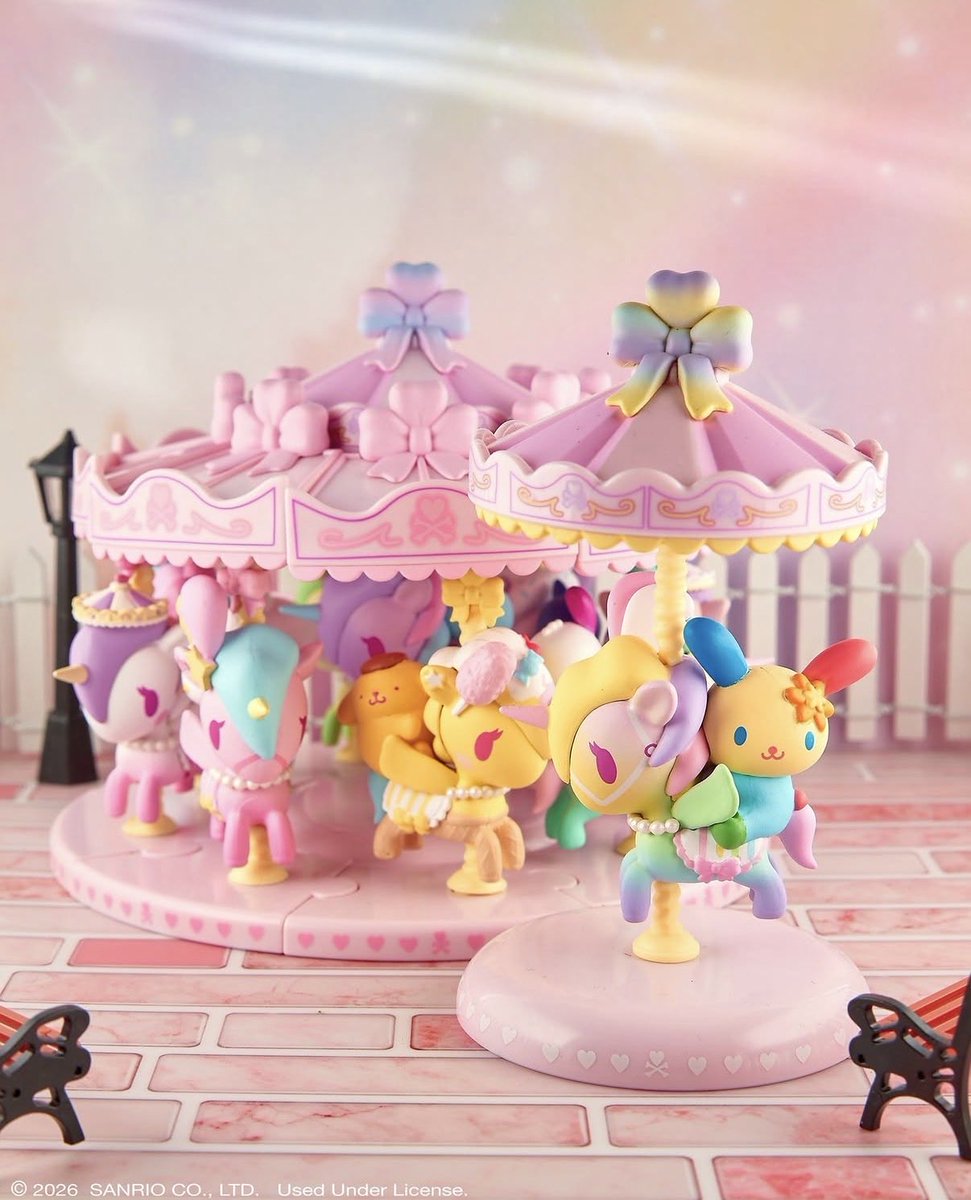 sanrio_fan_jp's tweet photo. 海外で話題の『tokidoki x Hello Kitty and Friends Sweet Pink Carousel』が尊い✨
フィギュアを連結させると豪華なカルーセルに変身！中央にはシークレットのキキ＆ララやウサハナがぴったり収まる仕組みです。パステルピンクの世界観が最高すぎる…！

#tokidoki #推し活 https://t.co/qfLwLVVU7k