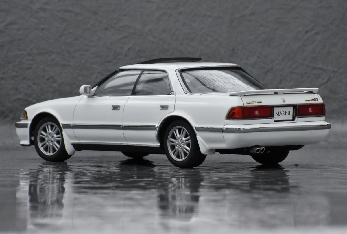 tumipuranomori's tweet photo. フジミ JZX81マークⅡ完成しました✨
外装ホワイトでグレー内装のGTです。昔近所にこの仕様がいたので、てっきりGTは全色グレーの内装が標準かと思っていましたが、カタログによるとオプション設定のようですね。
キットは正直ツッコミどころ満載ですが、前輪ステア化をはじめ、色々と手を加えました🤤 https://t.co/OLIzC2y77n