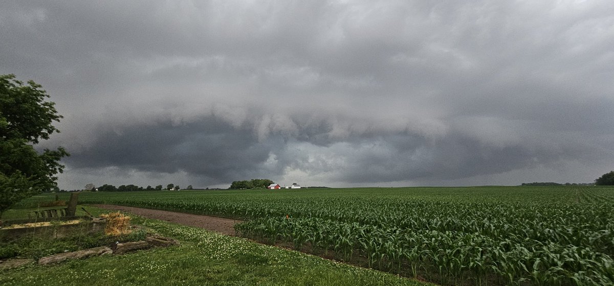 AngiedREFITIndy's tweet photo. Shelf cloud NE of Jamestown 8:32pm heading east 6-9-26 https://t.co/JcRYNnxcL3