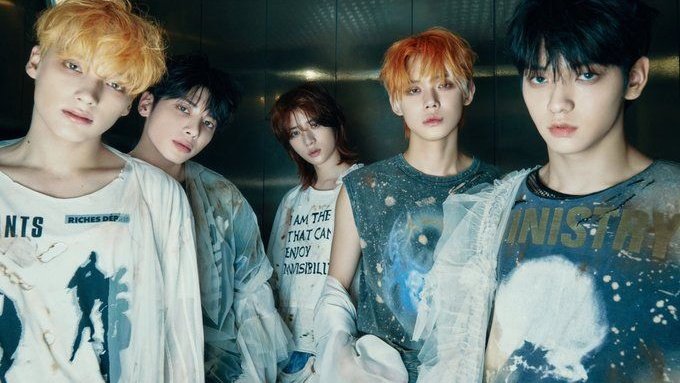 HYBE_Chart's tweet photo. HYBE groups with the most Billboard 200 Top 10 albums 🇺🇸

#1 @bts_bighit : 9 Albums
#2 @TXT_bighit : 8 Albums
#3 @ENHYPEN : 7 Albums
#4 @pledis_17 : 7 Albums 
#5 @le_sserafim : 5 Albums
#6 @katseyeworld : 1 Albums https://t.co/I2iwpje6g8