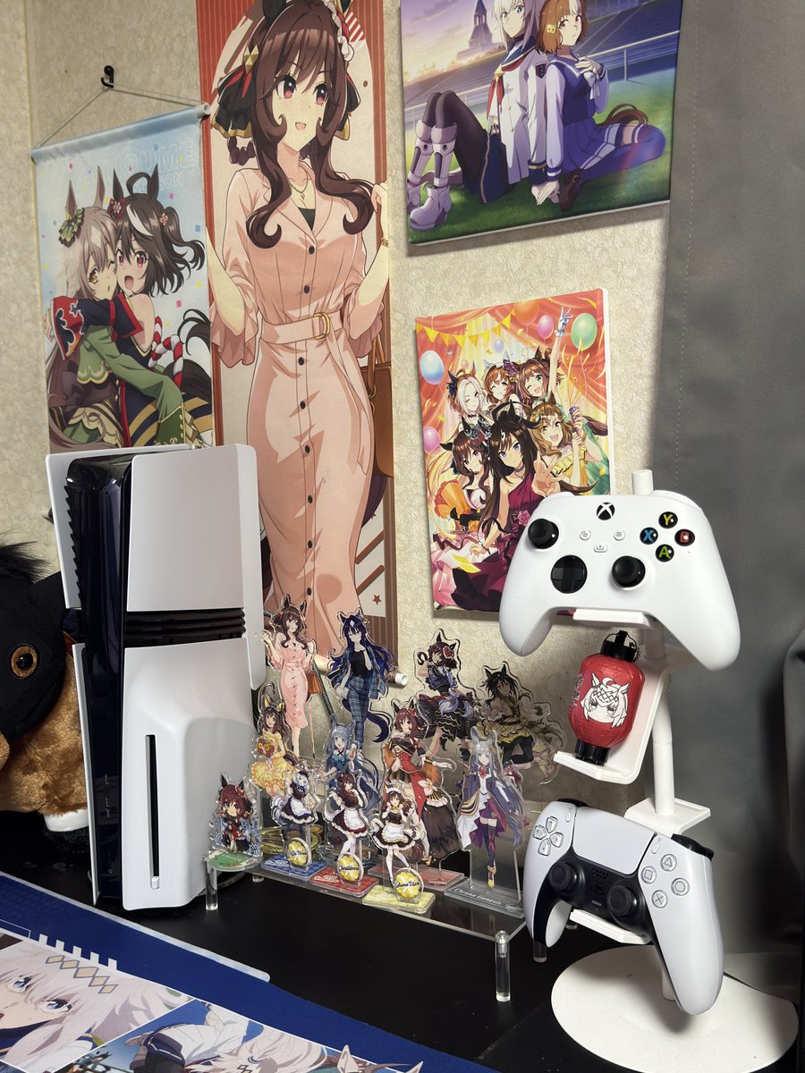Right301's tweet photo. 安静にすると言ったが今の部屋の配置ではSwitch2を買った際の置き場所に困る🙄
と思い朝から趣味用のデスクを整理してた

でも自分がこういうのセンスが皆無すぎてよくわからん😵‍💫
並べることはできても上手く飾れんのよ https://t.co/9eqYFEtxhg