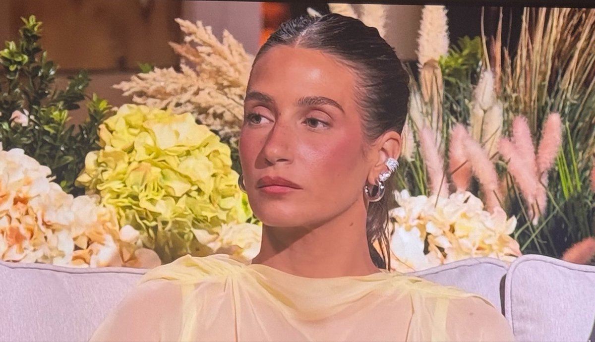 kdeyerme's tweet photo. If my best friend was CRYING about how much I let her down I would be sobbing not sitting here like this W T F #summerhouse https://t.co/pZ3xFGF95G