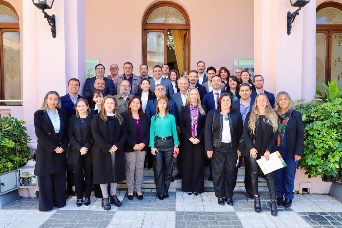 DanielBlanzaco's tweet photo. REUNIÓN DE MINISTROS DEL LITORAL

En la provincia de Corrientes compartimos inquietudes, necesidades y experiencias en materia sanitaria, invitados por @saludcorrientes @lanari_emilio 

La salud pública se fortalece cuando trabajamos juntos. Estos espacios nos permiten afrontar desafíos comunes y construir estrategias regionales que mejoren la capacidad de respuesta de nuestros sistemas de salud.

La articulación entre provincias y el acompañamiento técnico de la OPS son herramientas clave para seguir mejorando la atención que brindamos a nuestra comunidad.