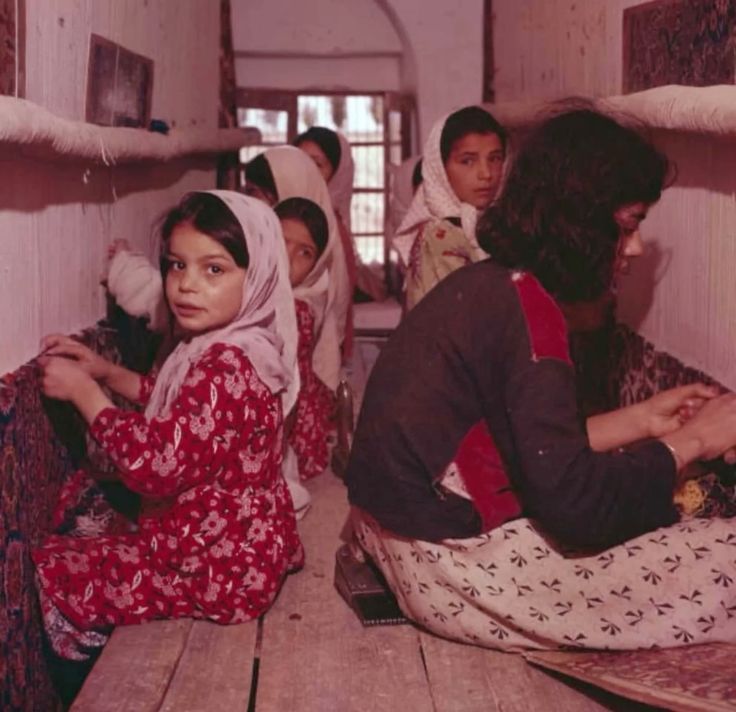 menavisualss's tweet photo. Girls weaving carpets, Iran, 1960s

Photo by Jack Garofalo https://t.co/HZPTr0GtAV