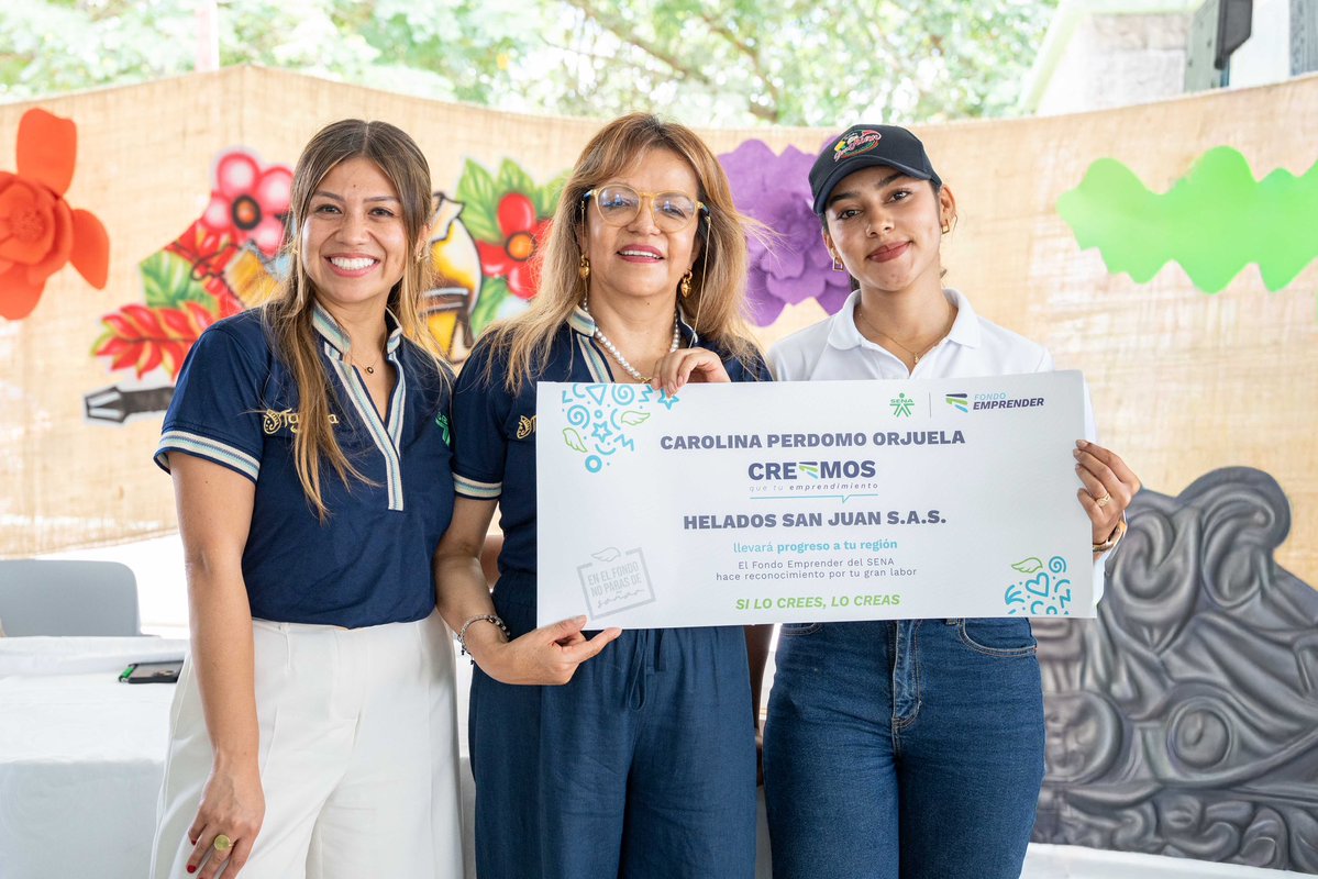 JorgeELondonoU's tweet photo. 📸 #EnFotos | Desde Campoalegre, Huila, seguimos demostrando que creer en la gente transforma territorios.

Hoy entregamos cerca de $28 mil millones para fortalecer los sueños y proyectos de vida de 52 asociaciones campesinas y de más de 100 aprendices emprendedores, quienes encontraron en el Fondo Emprender una oportunidad para crecer, generar empleo y aportar al desarrollo de sus comunidades.

Porque cuando apoyamos el trabajo colectivo, el emprendimiento y el talento de nuestra gente, sembramos dignidad, esperanza y a construir una Colombia más justa y en paz. 💚🌱🇨🇴

#FondoEmprender #CampeSENA #EconomíaPopular #TeQuieroSENA #SENALeCumpleAlPais