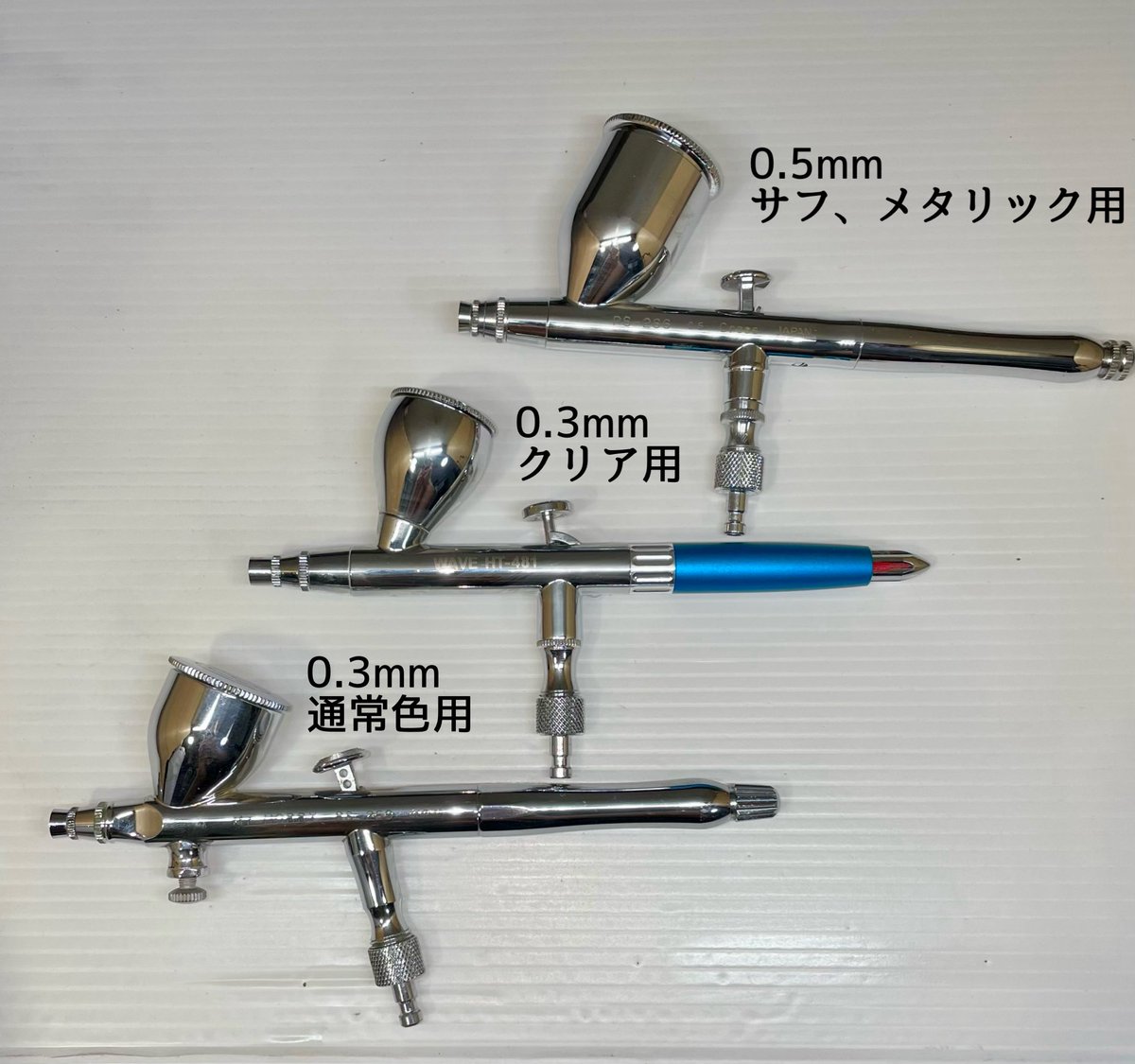 BUSTER_BOOTH_'s tweet photo. エアブラシで塗装する時にハンドピースをサフ用と通常塗装用の2つに分けて使ってる人は多いと思いますけど
それにプラスしてクリア専用のハンドピースを用意するのをお勧めします
ズボラなのでクリア専用にすることで清掃不足で残った色が混ざることもないですし、すごく気が楽になりました https://t.co/LWk7SbiO75
