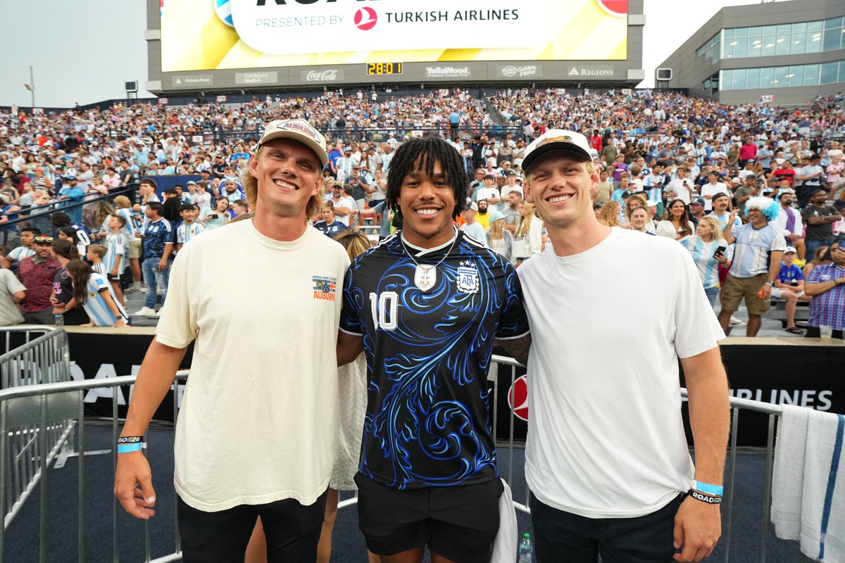 AuburnFootball's tweet photo. Auburn Men in the building ⚽️🦅 https://t.co/sSiJ1A2x82