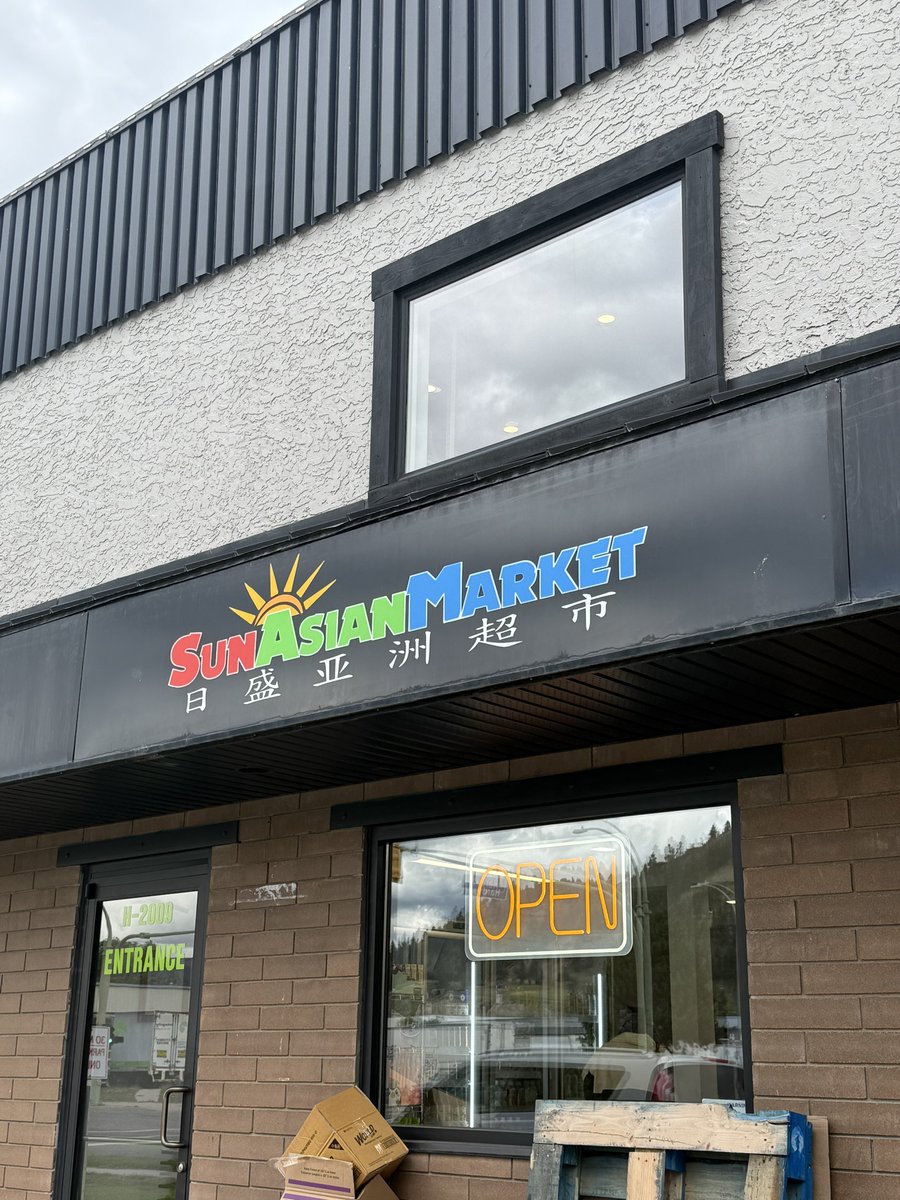kelownainfo_jp's tweet photo. めちゃくちゃ良くなったというSun Asian Market、待望の2Fが先日オープンしたということで、数年ぶりに行ったところ…ケケケケロウナの新・オアシスとなっておりました…！🇯🇵

もうここ、日本のコンビニと言っても良いのでは？！と言う品揃え！

入り口から大量のドリンク、アイス、グミ&amp;キャンディー https://t.co/MymJPrvZur