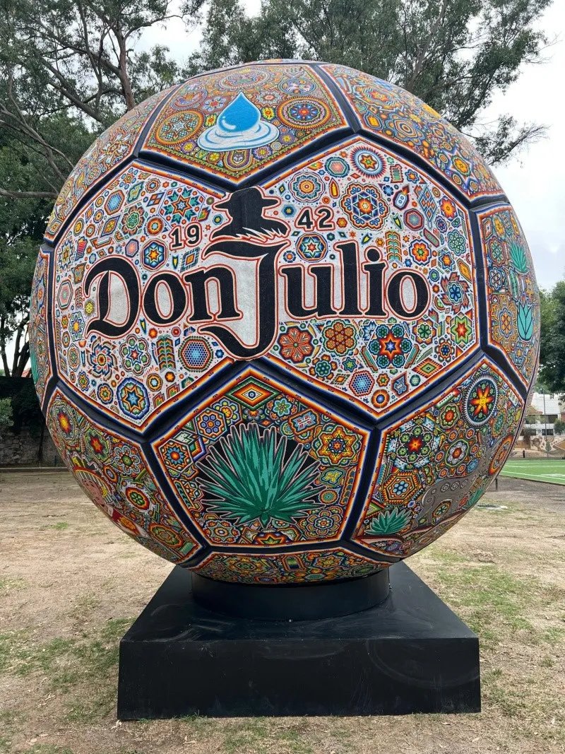 CorresponsalsMX's tweet photo. ⚽️Creación maestra en #Jalisco 👇
presentaron comunidades #Wixárika un balón hecho a mano por 25 #artesanos de la comunidad de San Andrés Cohamiata ubicada en #Mezquitic, #Jalisco.
Cada artesano plasmo su creatividad e inteligencia con
3.6 metros de diámetro, 100 kilogramos de chaquira
10 millones de chaquiras colocadas a mano, 50 kilogramos de pegamento, 25 artesanas y artesanos participantes.
#estados #mundialdefútbol
