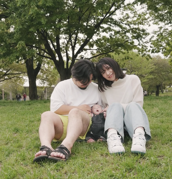 0915_taka_sub's tweet photo. Xであんま話題になってないの謎すぎる。
osei_botanicallife

本当におかしいと思う。
双子の片方が1カ月で原因不明の死。
直後に以下の画像。
首も座らない免疫も無い1カ月の赤ちゃんを外に出す？ https://t.co/4PfKYqWa0m
