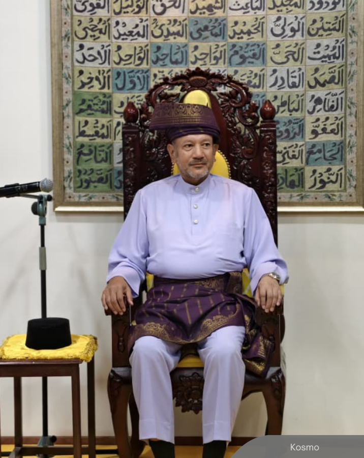 NewsBFM's tweet photo. The Negeri Sembilan palace has declared the ceremony proclaiming Tunku Nadzaruddin as the state’s 12th Yang di-Pertuan Besar invalid under the state’s constitution, laws and customs.

It said that by accepting the title, Nadzaruddin had relinquished his hereditary title of Tunku Panglima Besar, leaving the post vacant.

🧵1

📸: Kosmo