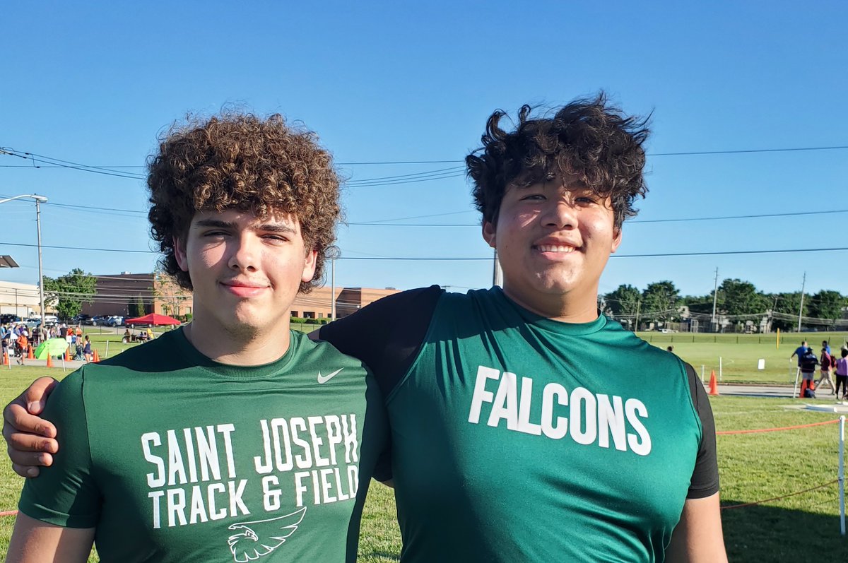 Titan_Larkin's tweet photo. Finished last week with an Elite performance at NJ Meet of Champions. Top 20 in both shotput (#19) &amp; discus (#18).💪https://t.co/ZLds9bRXBl Then put in some work at Syracuse 🏈for some O-line fun #117!😃 https://t.co/IuGqn3PTRm