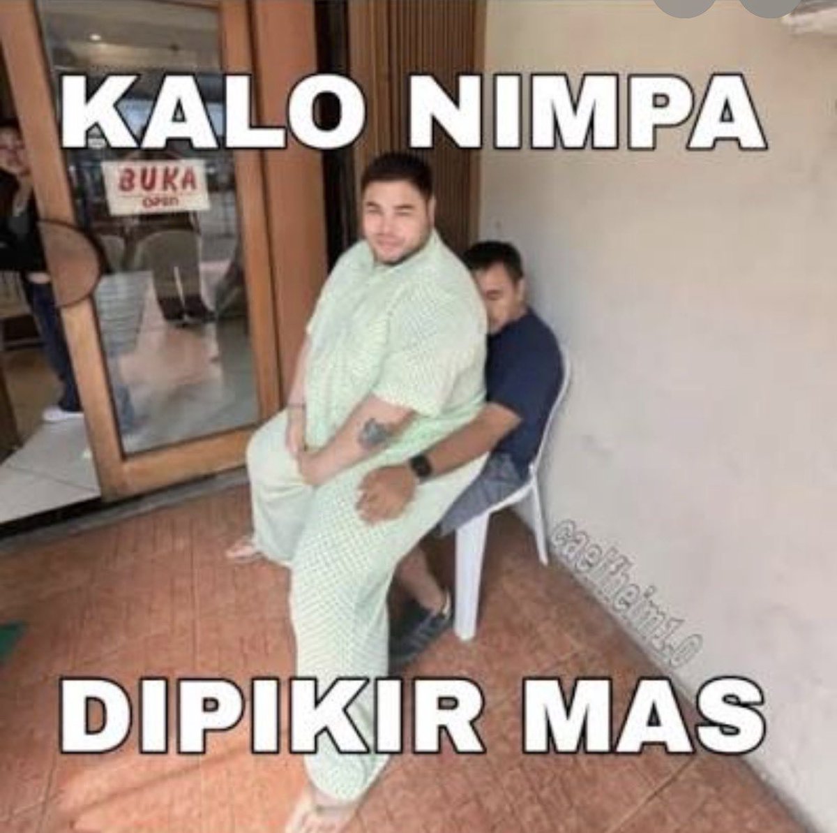 refeen's tweet photo. Looking at the behind the scene reminds me of this meme, sorry twin @ronkskmki https://t.co/8D0qYQE1CF